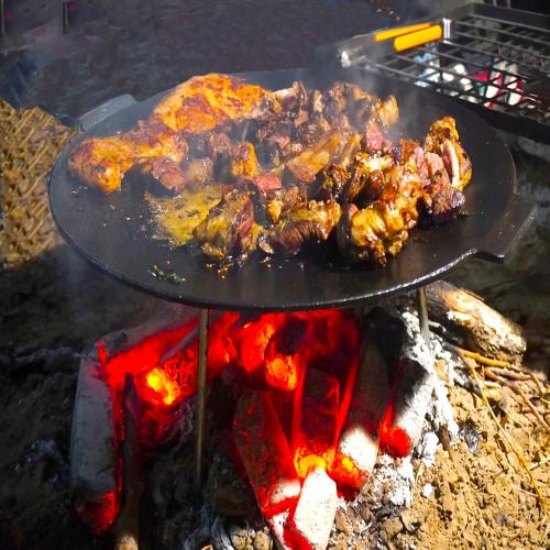 18 Cast Iron Griddle, Round Iron Pan, Portable Campfire Grill with 3 Removable Legs for Outdoor BBQ Cooking, Grilling and Frying Outdoor Camping
