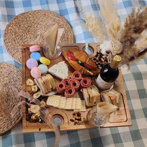 SASIDO Portable Wine Picnic Table, Acacia Wood, Larger Tray Foldable, Charcuterie Board, Wine Gift, Decor for Romantic Camping, Engagement Party, Concerts, Glamping, Winter Adventure ‼️product in its original packaging including box‼️