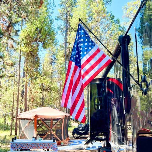 The Traveler RV Suction Cup Flag Pole Kit. Includes Double Sucion Cup Mount, 5ft Fiberglass Retractable Pole, A Beautiful 3'x5' US Flag And A Storage Bag.