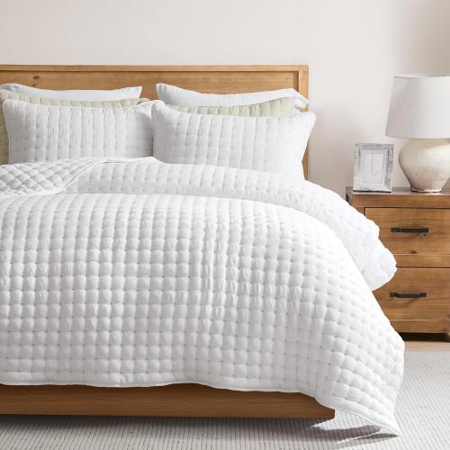 White  Size California Cal King Size Quilt Bedding Sets with Pillow Shams, Oversized Lightweight Soft Bedspread Coverlet, Quilted Blanket Thin Comforter Bed Cover, 3 Pieces, 116x106 inches