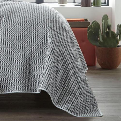 City Scene - Queen Quilt Set, Reversible Cotton Bedding with Matching Shams, Luxurious Bedding Set (Leaves Dark Grey, Queen)