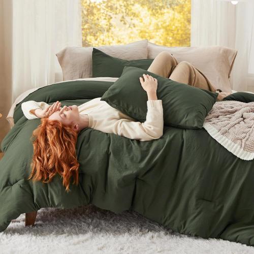 Bedsure Queen Comforter Set, Dark Green Soft Prewashed Bedding for All Seasons, 3 Pieces GentleSoft™ Bed Set, 1 Lightweight Comforter (90x90) and 2 Pillowcases (20x26)