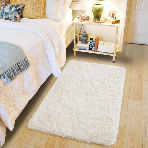 White fluffy area rug medium/small