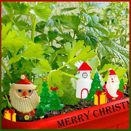 Bvrbaory 42 Pcs Miniature Winter Garden Christmas Ornaments,Resin DIY Mini Christmas Accessories,Miniature Christmas Theme Figurines for Christmas Party Decoration,DIY Mini Christmas Garden Scene