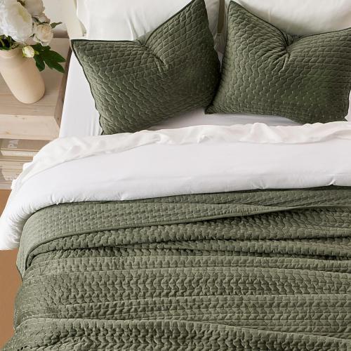 EverGrace Luxury Velvet Quilt Set King Size 3 Piece, Soft Cross-Stitch Velvet Comforter Set with Pillow Shams, Lightweight Coverlet Bedspread Bedding Set for All Seasons, Moss Green