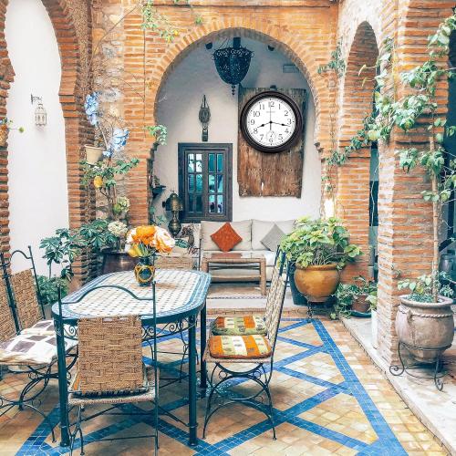 16 Inch Large Outdoor Clock Waterproof with Thermometer Retro Wall Clocks for Patio Pool Garden Home,Bronze