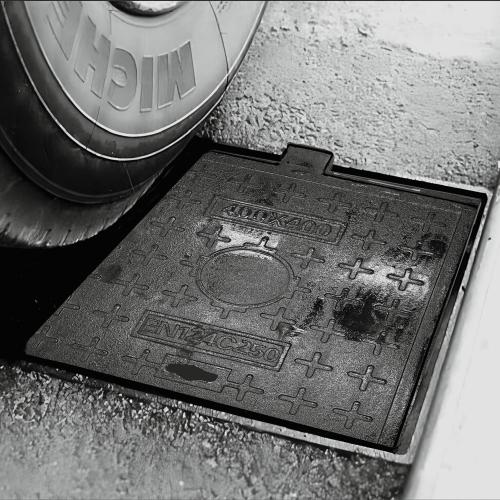 Cast Iron Manhole Cover and Frame 20x20, B Class Black Septic Tank Lid with Base, Square Sewage Basin Cover, Heavy Duty Metal Inspection Cover for Driveway, Concrete, Yard (19.7X19.7)