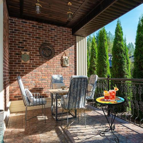 12 Inch Outdoor Side Table, Round Patio Accent Indoor End Table with Glass Top & Metal Base for Living Room, Office, Balcony, Sunflower Butterfly Indoor Furniture Decor(20 Height)