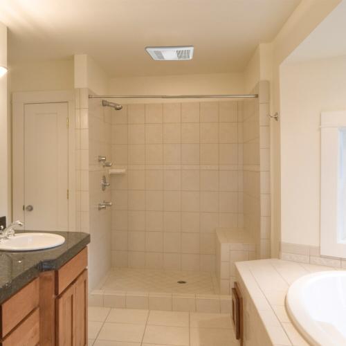 Utilitech Heater 1.5-Sone 80-CFM White Lighted Bathroom fan and heater (no test)