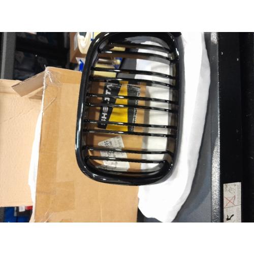 X AUTOHAUX Front Hood Bumper Grille Grill for BMW 525i 530i E39 2001-2003 No.51137005837/51137005838 Front Bumper Kidney Grille Grill Double Slat 1 Pair Gloss Black