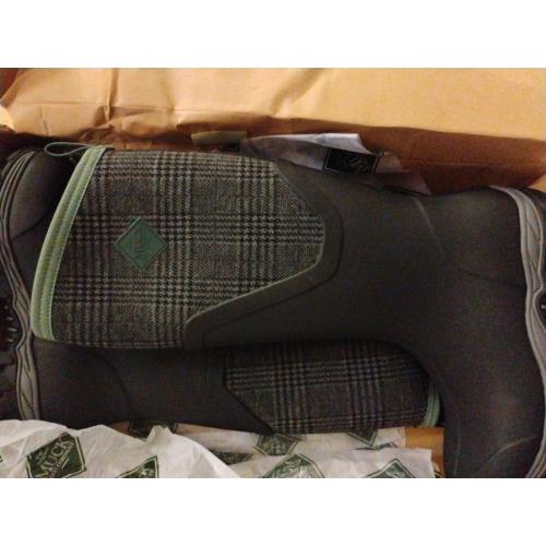 MUCK Women's Arctic Sport II Tall Boot, Black, Size 7(M)‼️light dirt and good condition‼️