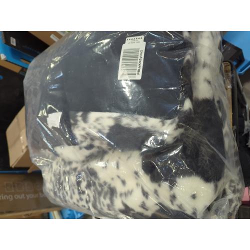 Bedfolks Waterproof Kennel Pad,Plush Dog Crate Bed with Removable, Washable Faux Fur Cover for Extra Large Dogs, Fluffy - 41x27, Black-White Cowhide