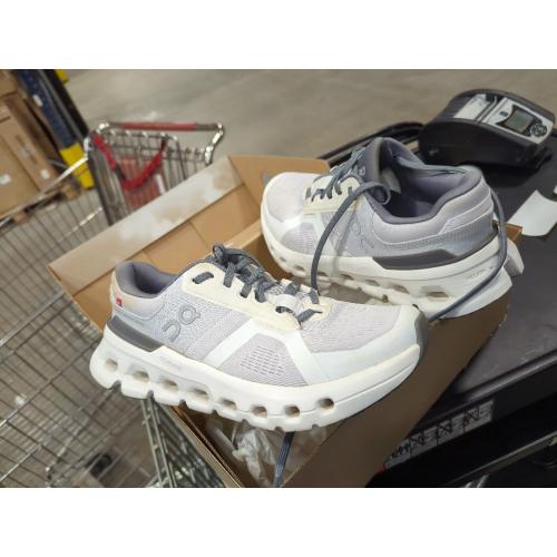Size 7 On Women's Cloudrunner 2 Sneakers