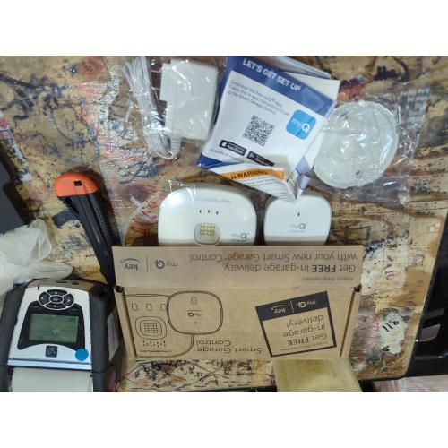 CHAMBERLAIN Smart Garage Control - Wireless Garage Hub and Sensor with Wifi & Bluetooth - Smartphone Controlled, myQ-G0401-ES, White