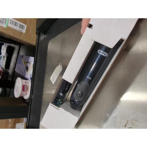 Oral-B Pro 100 CrossAction, Battery Powered Toothbrush, Black, 1 Count (Pack of 1)