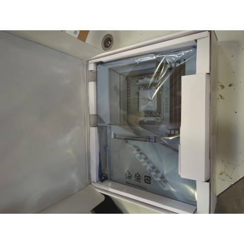 White GIGABYTE B650E AORUS Stealth ICE Motherboard - Supports AMD Ryzen 9000 CPUs- 12 2 2 Phases VRM- up to 8000MHz DDR5 (OC)- 1xPCIe 5.0 M2   3xPCIe 4.0 M.2- Wi-Fi 7-2.5GbE LAN- USB 3.2 Gen 2x2