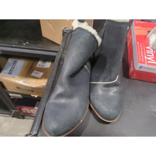 Size 8.5 Color Black zip up boots