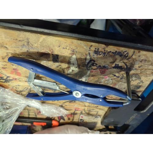 Minatee Balloon Expander Pliers Balloon Stuffing Tool Blue Stainless Steel Balloon Stretcher Sequin Filling Pliers for Filling Balloon Sequins Petals Home Party Activities(Extended Style)