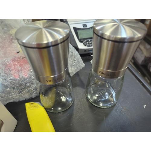 VUCCHINI Salt and Pepper Grinder Set - Adjustable Stainless Steel Spice Ceramic Grinders Mill Shaker for Kitchen Table - Stainless Steel color