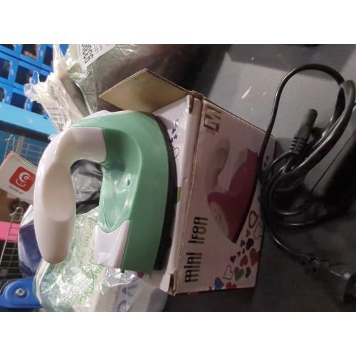 Honoson Mini Craft Iron Mini Heat Press Small Iron 3.93 x 2.36 x 2.76 in Portable Handy Tiny Flatiron with Charging Base Accessory for Fuse Bead Patch DIY Heat Transfer Vinyl(Green)