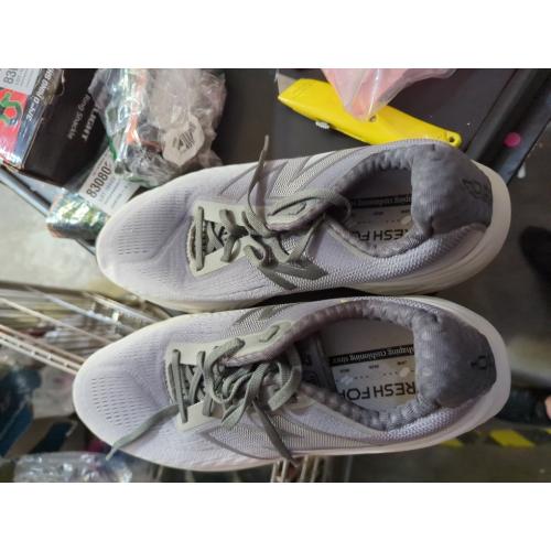 Size 9 Men's Sneaker