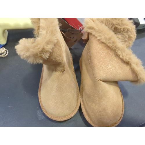 Size 6 kids Color brown fur lined leather boots