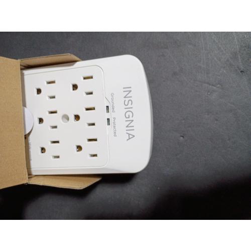 Insignia™ - 6-Outlet / 2-USB-C / 1-USB Wall Tap 1,800 Joules Surge Protector - White