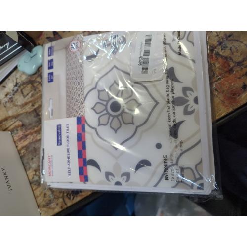 24pcs Floor Tile Stickers Peel and Stick Backsplash Wall Tiles Decals Self-Adhesive Subway Sticker for Kitchen Bedroom Bathroom Fireplace Laundry Decoration 7.87*7.87,Black & White