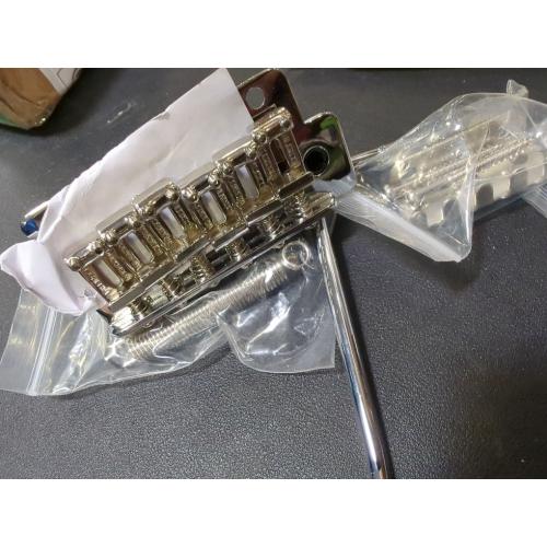 Fender Vintage/Narrow Strat Tremolo Assembly, Chrome Electric Guitar Bridge (0992070000)