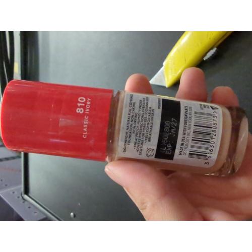 COVERGIRL Outlast Extreme Wear Foundation SPF18, 805 Ivory, 1 oz