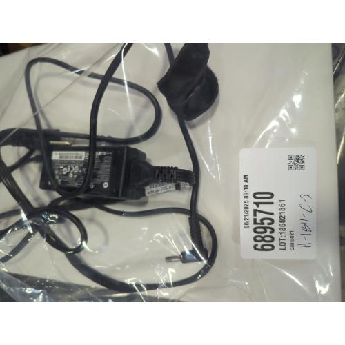 HP Notebook - 15-db0040ca With Charger