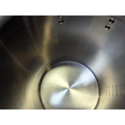 Stainless Steel Stockpot, 42 Quart Large Cooking Pots, Cookware Sauce Pot with Strainer, Lid, and Handle, Heavy Duty Commercial Grade Stock Pot, Sanding Treatment, for Large Groups Events Silver