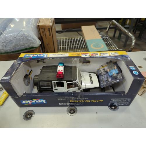 Bruder 02526 Jeep Rubicon Police car with Light skin Policeman, Jeep W/ Light Skin Policeman