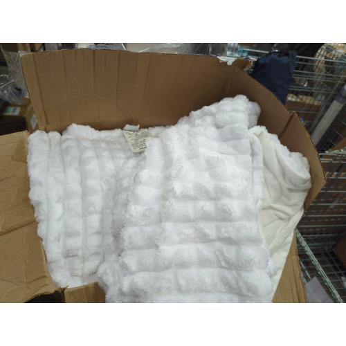 White 3Pc  Plush & Plaid Queen Fluffy Fleece Comforter Set with 2 Pillowcases, Extra Soft Warm Winter Bedding Set for Men Women Kid, Thick Heavy-Weight Luxury Furry Bed Set for Boy Girl, White