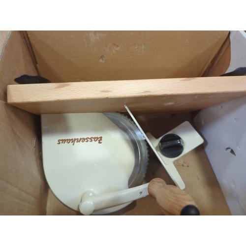 Color Cream Zassenhaus Original Classic Adjustable Bread Slicer for Uniform Slices - Bread Slicer for Homemade Bread - 18/8 Stainless Steel Blade Sourdough Cutter - Cream