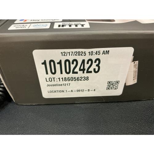 Bundle of WYZE 2.5K Wireless Outdoor/Indoor Battery Security Camera and Removable Battery Pack