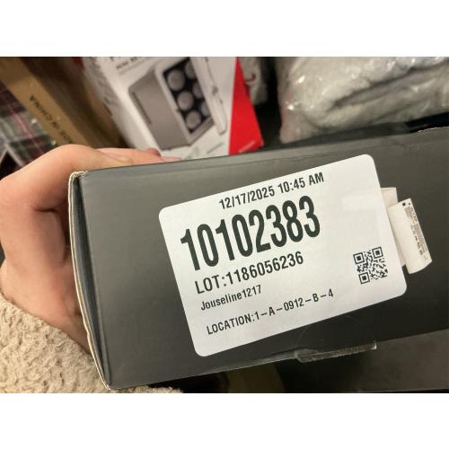 Bundle of WYZE 2.5K Wireless Outdoor/Indoor Battery Security Camera and Removable Battery Pack