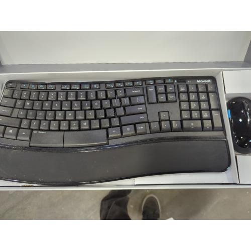 Microsoft Sculpt Comfort Desktop - Black - Wireless, Comfortable, Ergonomic Keyboard and Mouse Combo with Cushioned Palm Rest and USB Wireless Receiver