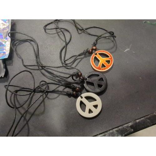 3Pcs Love Peace Sign Hippie Pendant Necklace Vintage Rope Chain Resin Peace Pendant 1960s 1970s Hippie Party Dressing Accessories Jewelry for Women Men