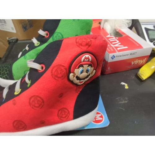Size M11/12 Color red and green Nintendo Boys Mario and Luigi slippers