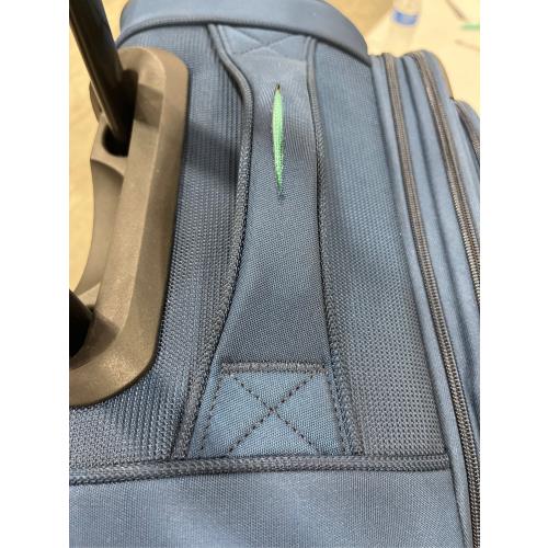 SWISSGEAR Sion II Carry-On Spinner in Navy (Little Damaged; See The pictures)
