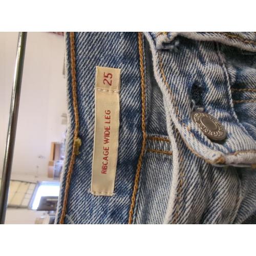 Levi's Women's Ribcage Wide Leg Jeans. Size 25