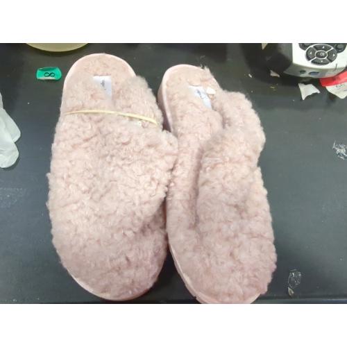 Size 3 Color Pink fuzzy slippers