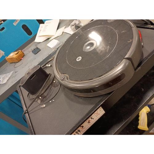 iRobot Roomba 694 Robot Vacuum-Wi-Fi Connectivity, Personalized Cleaning Recommendations, Works with Alexa, Good for Pet Hair, Carpets, Hard Floors, Self-Charging