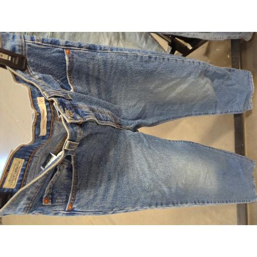 Levi's Women's Ribcage Straight Jeans. Size 27