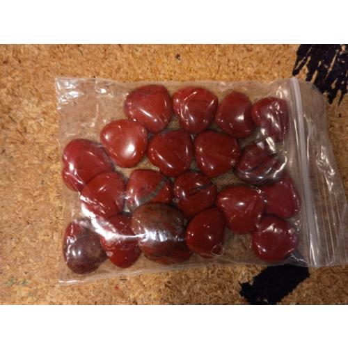 QINJIEJIE 20PCS Red Jasper Heart Stones Crystals Bulk Love Shaped Worry Stone Heart Rock Pocket Polished Palm Gems Crystal Reiki Balancing Wholesale Carved Stone Decor Gift