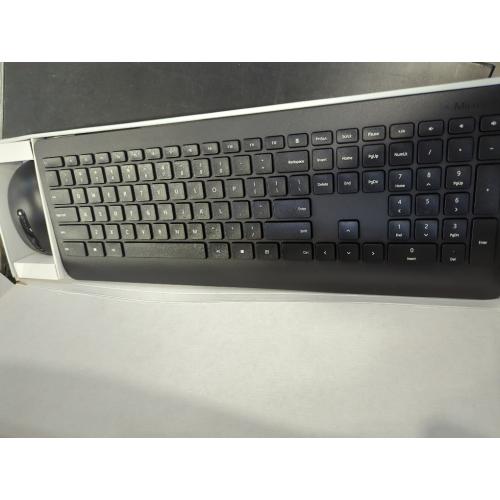 Microsoft Wireless Desktop 900 - Black. Wireless Keyboard and Mouse Combo. Right/Left Hand Use Mouse. USB Connectivity