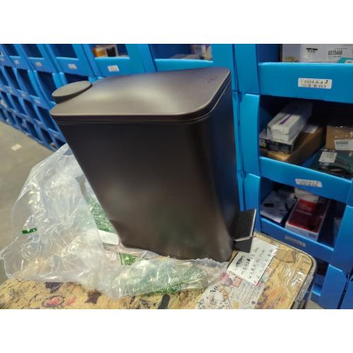 mDesign Rectangular Pedal Bin – 5 L Metal Waste Bin with Pedal, Lid and Plastic Bucket Insert – Household Rubbish Bin for Bathroom, Kitchen and Office – Bronze