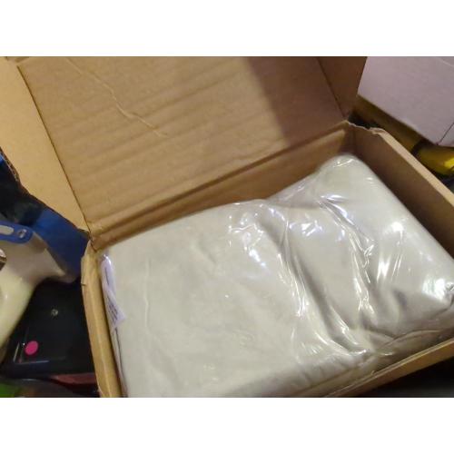 King size Amazon Basics Lightweight Pleated King Size Bed Skirt, Fade Resistant, Machine Washable, King, Light Grey, Solid