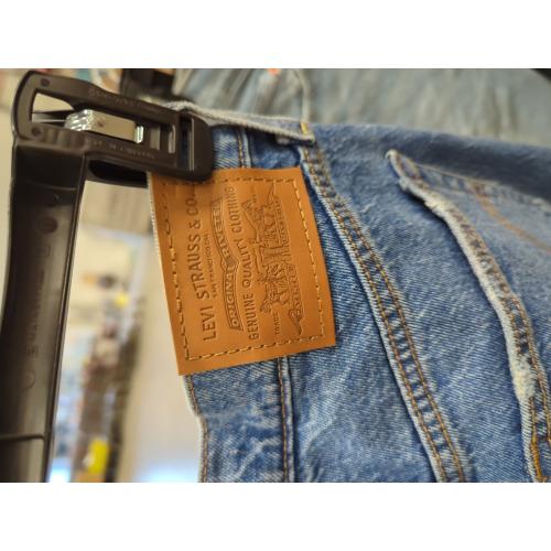 Levi's Women's Ribcage Straight Jeans. Size 27